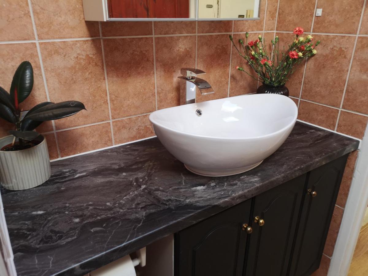 2 Bed Flat, Bounds Green, Piccadilly Line, London N11 Eksteriør bilde